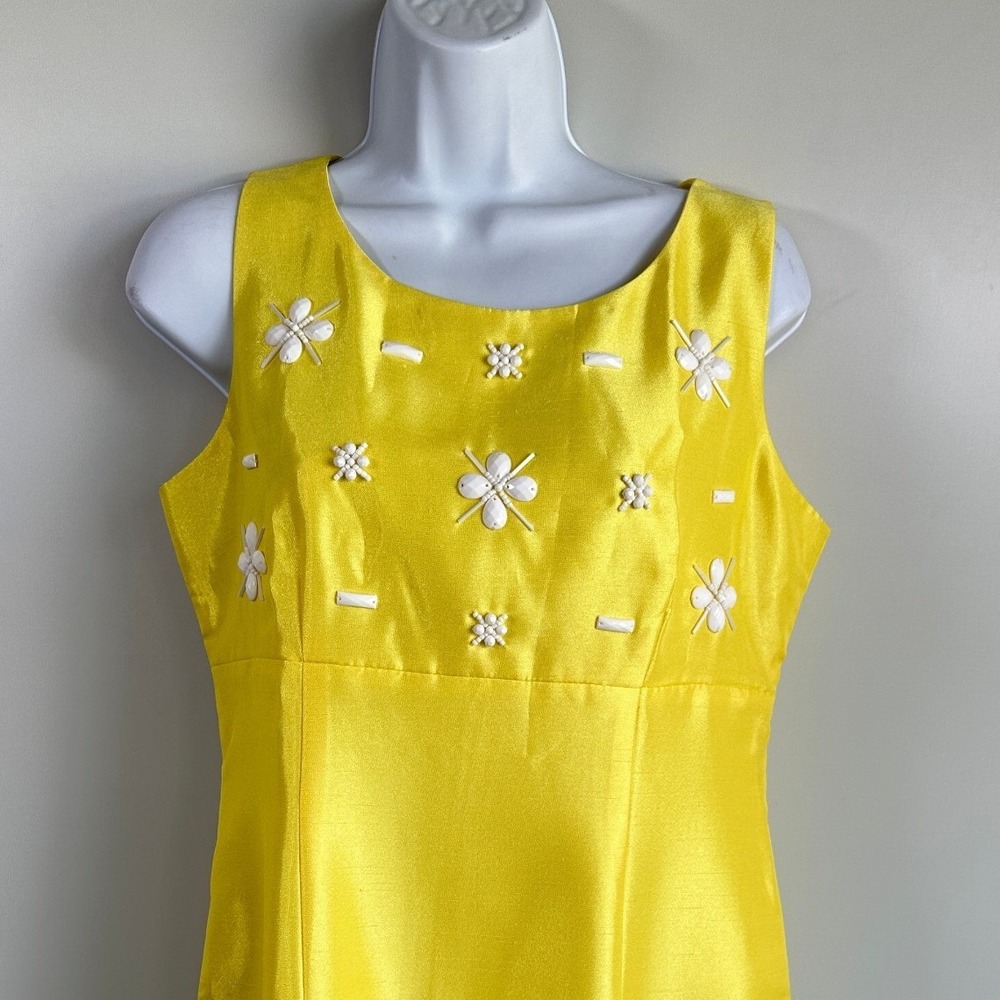 Kasper Yellow Satin‎ Sheath Dress Floral Applique Mod 60s Jackie O Size 6 Office - Picture 5 of 9